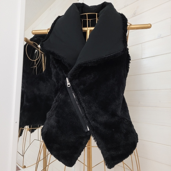 Armani Exchange reversible faux fur vest - Picture 2 of 13